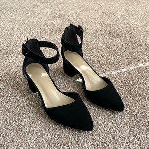 I’m selling this pair of black heels in size 7, the brand is Dream pairs